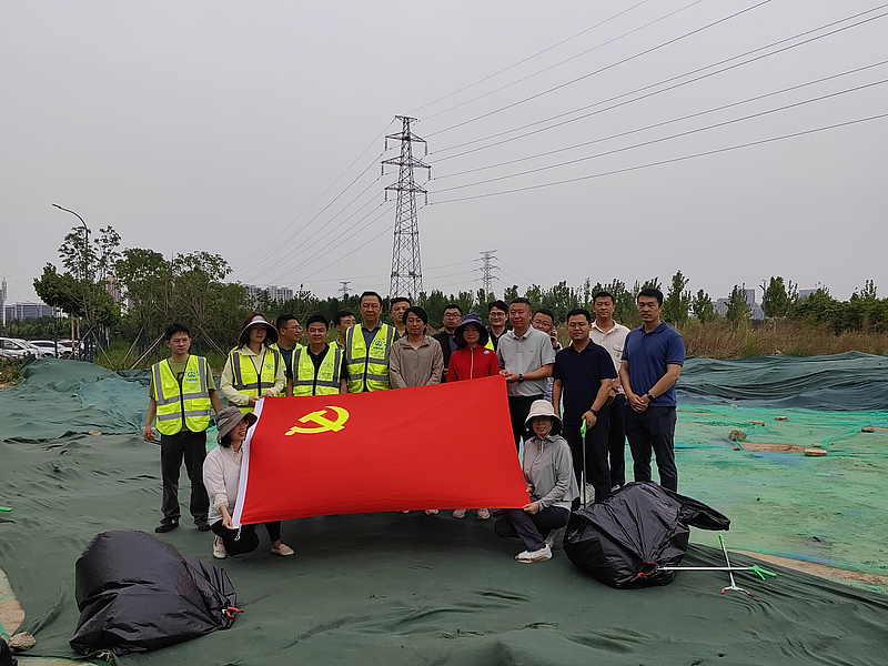 市政綠化項(xiàng)目部黨支部聯(lián)合中鐵廣州工程局市政環(huán)保公司灃西片區(qū)黨支部開展“對標(biāo)八項(xiàng)規(guī)定精神、錘煉作風(fēng)扎根一線”主題黨日活動(dòng)